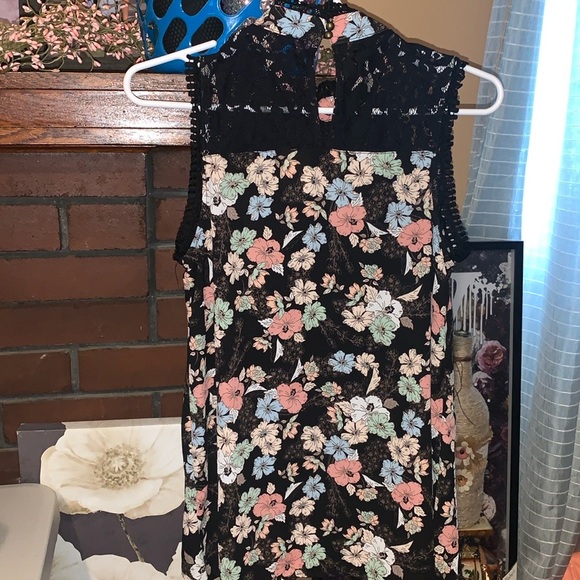 NWOT Self Esteem Black Floral & Lace Detail Sleeveless Halter Style Keyhole Top - Picture 10 of 11